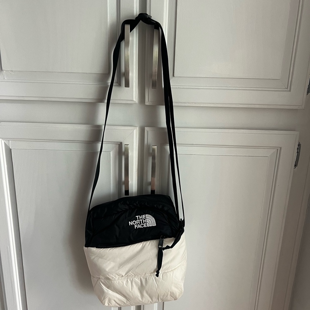 North Face - cross body puffer bag - black & white. So so cute!!! 🤍🖤 - Picture 3 of 3